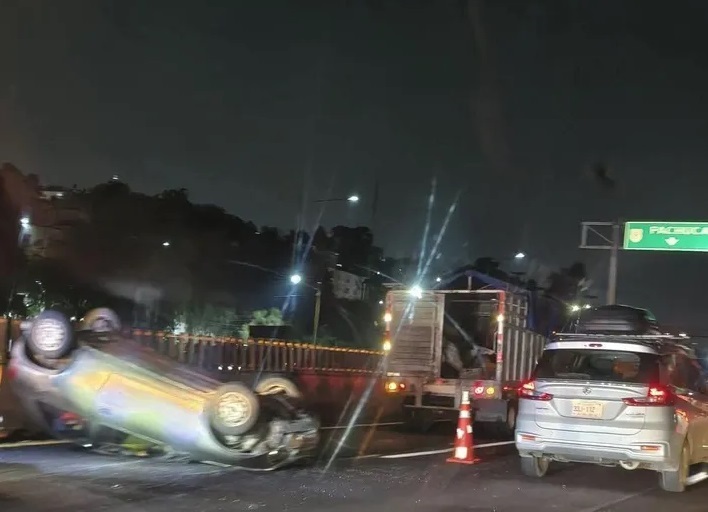 Volcó Auto en la México-Pachuca Hay Dos Lesionados