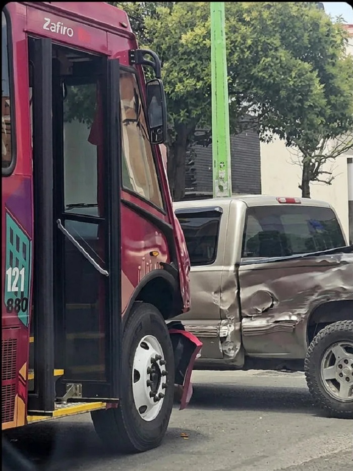 Choca Nueva Unidad de Tuzobus, Luego del Banderazo de Inicio, en La Plaza Juárez