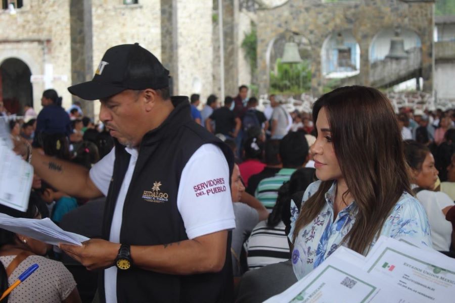 Contraloría fortalece la transparencia durante la entrega de apoyos sociales en Calnali y Huazalingo