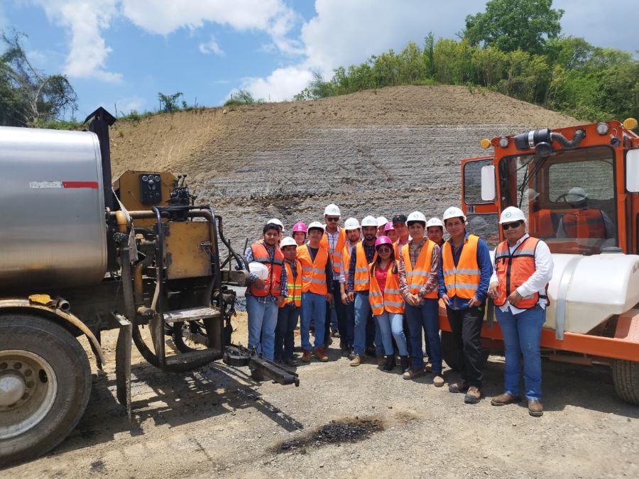 Estudiantes de Ingeniería Civil fortalecen su formación en obra carretera