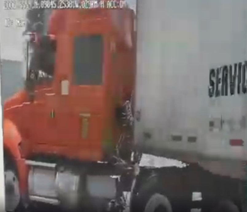 Percance de un Tráiler con Unidad del Transporte Metropolitano