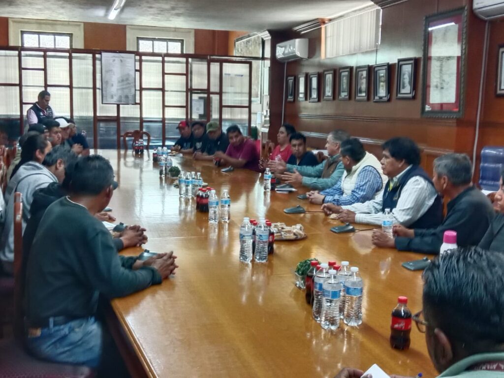 Acuerdo Entre Autoridades y Comunidad La Flor; Retiran Bloqueo En Xuchitlán.