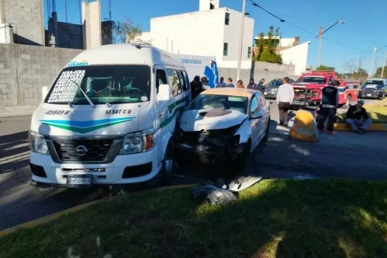 Choca Un Taxi y Unidad de Transporte Colectivo, Frente a la Exhacienda La Concepción, Deja un Saldo de Seis Heridos.