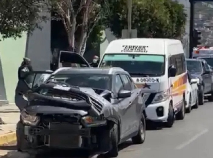 Choque Entre Un Automóvil Particular y Una Urvan en Río de las Avenidas, Saldo Tres Personas Lesionadas.