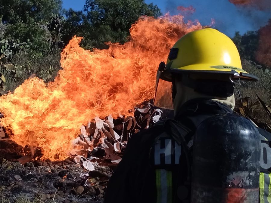 Incendio en Xolostitla, Municipio de Epazoyucan Cuando Pemex Inhabilitaba Una Toma Clandestina.