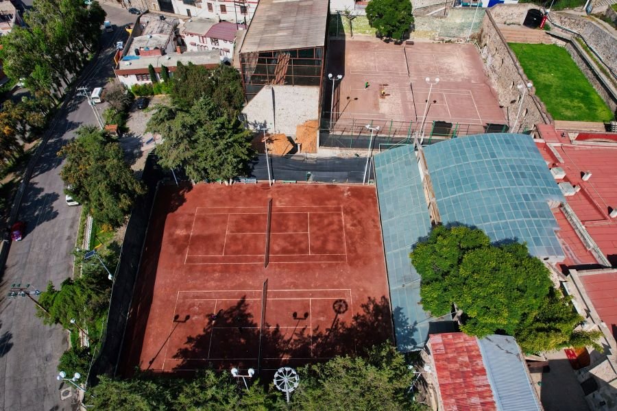 Ofrece Club Universitario clases gratuitas de tenis a la comunidad Garza
