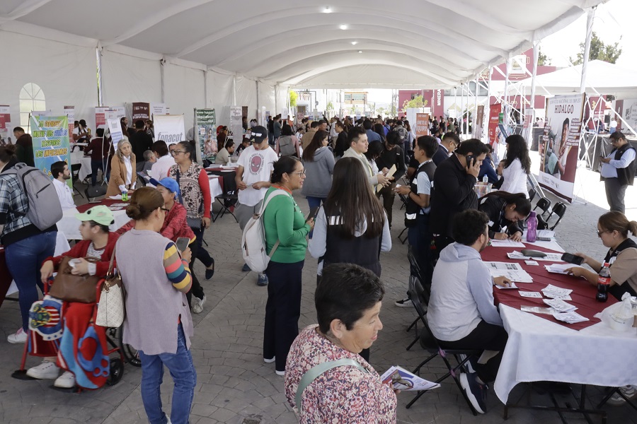 25 empresas ofertaron 700 plazas laborales durante la Feria Nacional de Empleo para las Juventudes 2026 en Mineral de la Reforma.