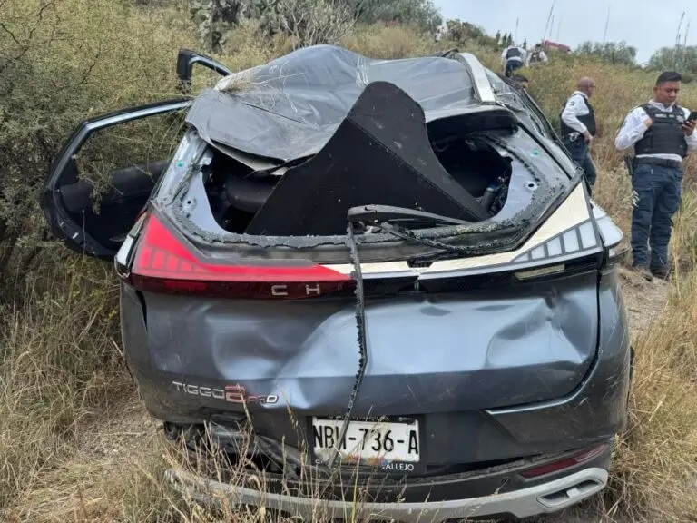Vehículo Salió del Camino en la Antigua Carretera al Real, a la Altura de Cristo Rey, Cayo en un Barranco, Saldo Tres Heridos