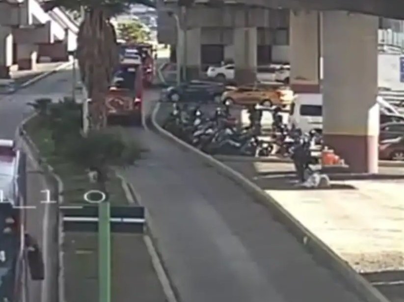 Auto Particular se Pasó la Luz Roja, se Estrelló con el Tuzobús a la Altura de Zona Plateada