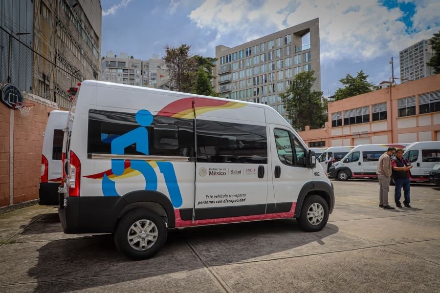 DIF Hidalgo recibe tres camionetas adaptadas para transporte de personas con discapacidad