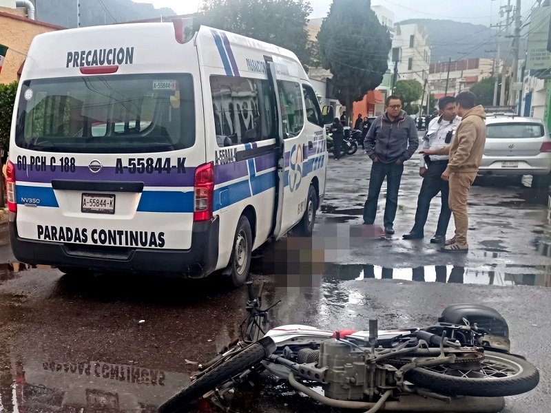 Muere un Hombre al Derrapar su Motocicleta   se Proyectó Contra una Combi Quedando debajo, Sobre La Calle Belisario Domínguez