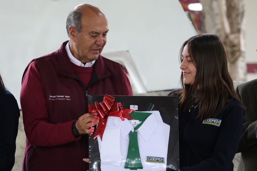 Natividad Castrejón Entrega Uniformes y Libros a Estudiantes de Bachillerato