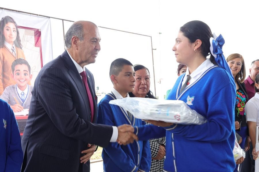 Natividad Castrejón entrega útiles, calzado y uniformes del programa estatal Altagracia Mercado, en cinco municipios