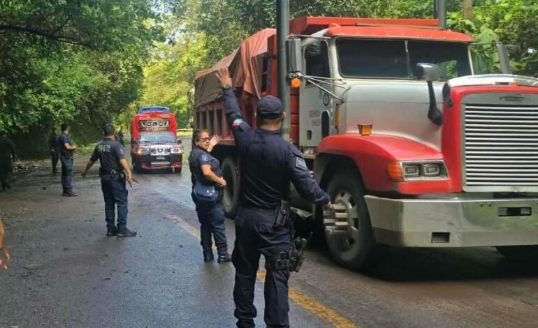 Tras deslaves, policía estatal libera carretera de Tlanchinol