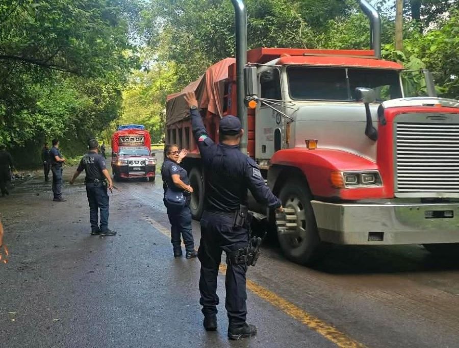 Tras deslaves, policía estatal libera carretera de Tlanchinol