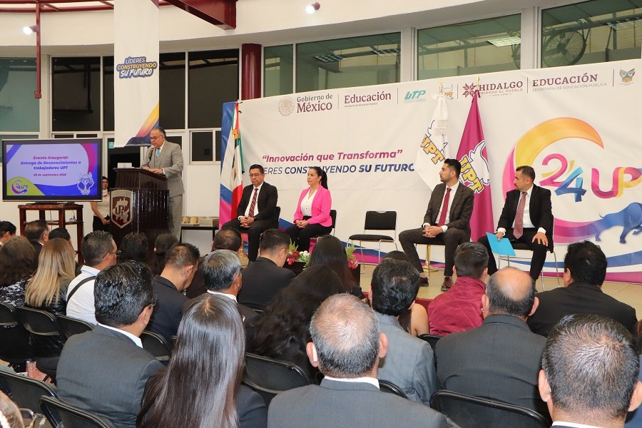 UPT inicia festejos de aniversario con entrega de reconocimientos a personal