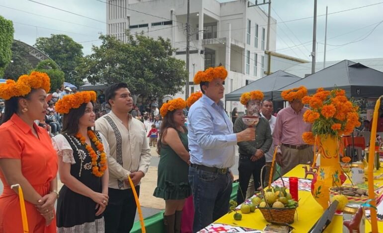 Acompaña Álvaro Bardales A Pobladores de Huazalingo En El Tradicional Encendido de Dos Mil Veintiséis Velas