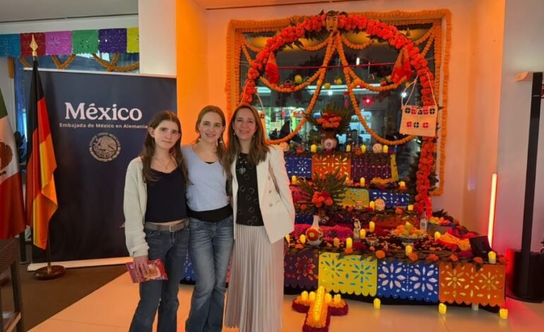 Artesanías hidalguenses dan color al Xantolo en Berlín