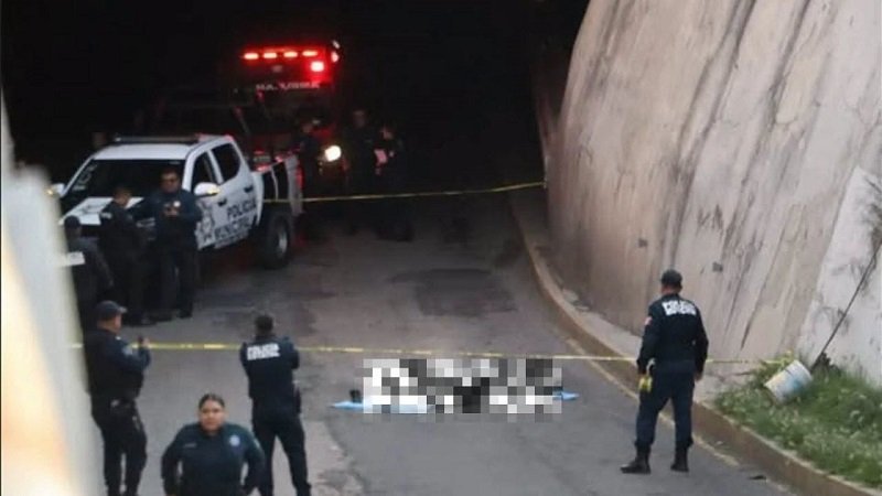 Auto Impacto a Un Hombre, Cayo al Desnivel de la Avenida Madero en Pachuca