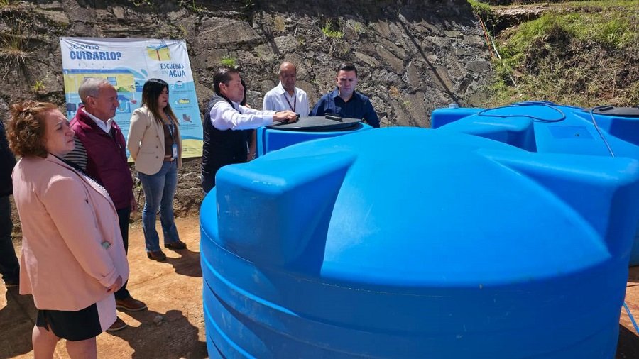 Estudiantes del CECyTEH crean sistema para aprovechar agua de lluvia en Omitlán