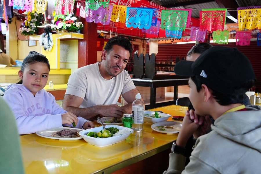 Miguel Tello visita mercado Benito Juárez de Pachuca