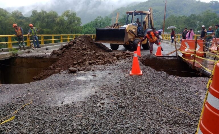 SIPDUS habilita el paso del puente vehicular ubicado en la comunidad de Tamala, en Tepehuacán de Guerrero.