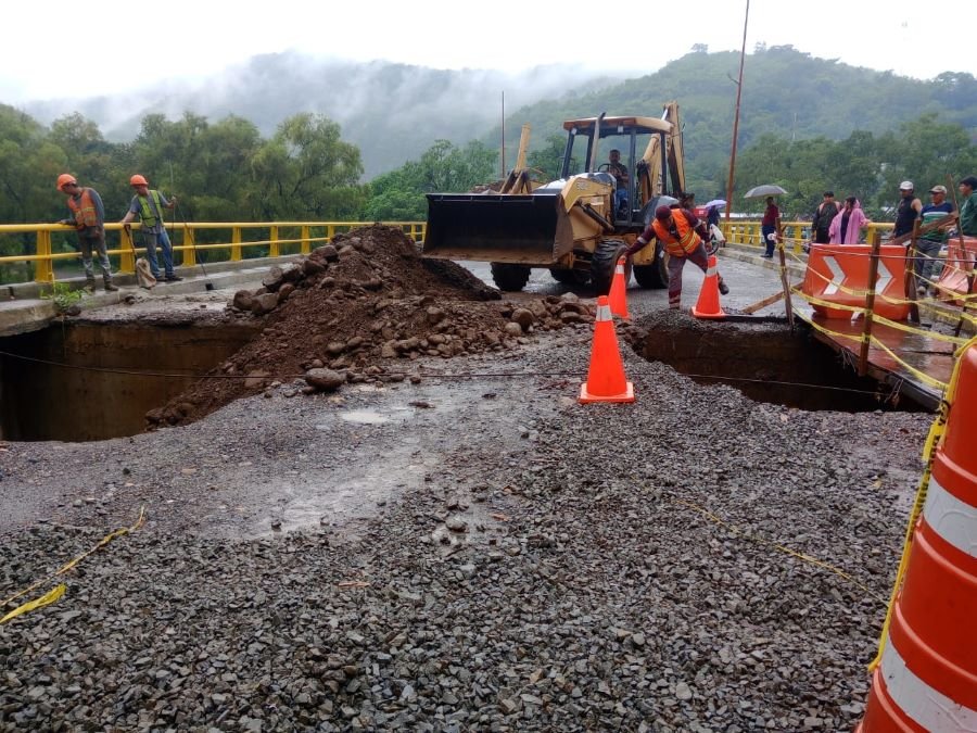 SIPDUS habilita el paso del puente vehicular ubicado en la comunidad de Tamala, en Tepehuacán de Guerrero.