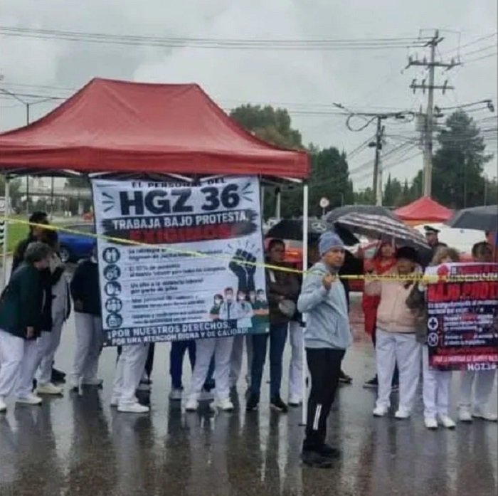 Bloquean Trabajadores del IMSS el Bulevar Felipe Ángeles